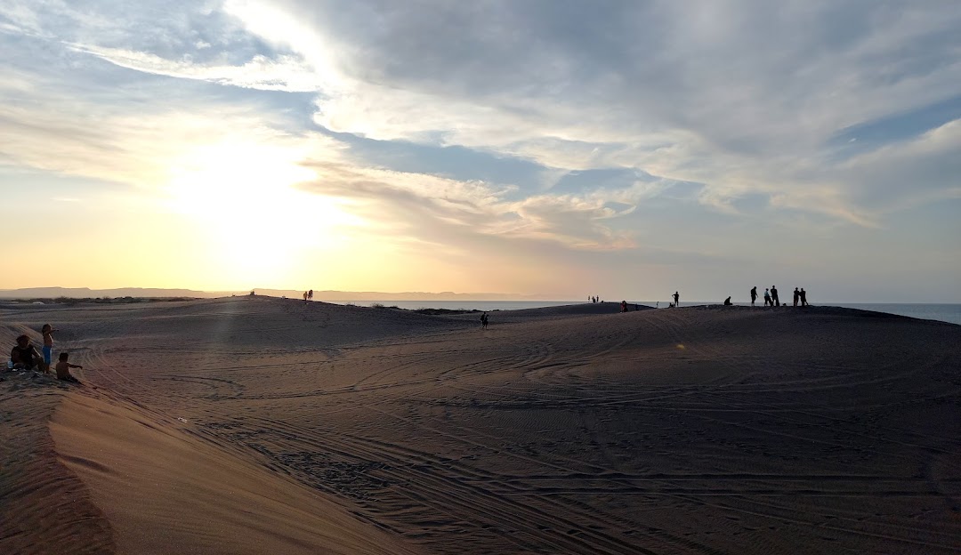 Imagen de una playa serena con arena blanca y agua turquesa